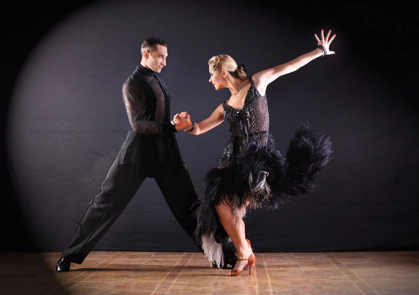 Moda dance studio โรงเรียนสอนเต้น สอนเต้นลีลาศ สอนเต้นรำ ไม่มีพื้นฐานก็เรียนได้