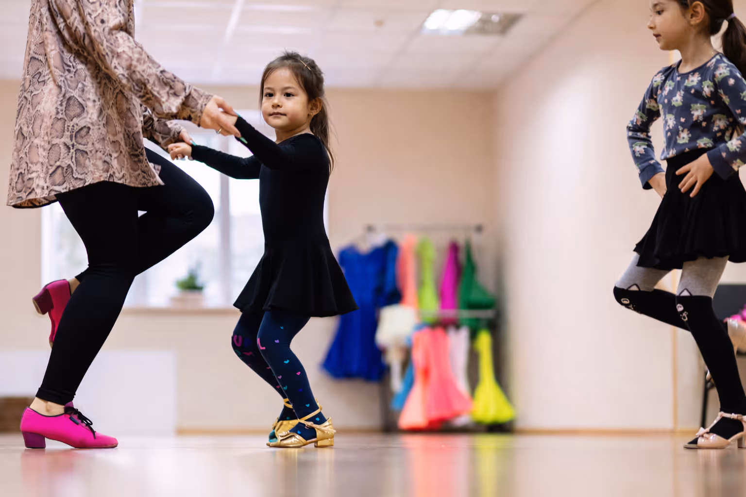 มากกว่าแค่การเต้น: 5 "ทักษะชีวิต" ที่ลูกรักจะได้รับจากฟลอร์ลีลาศ 